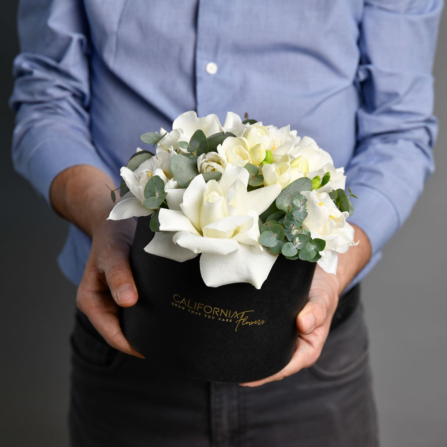 Cutii cu flori - California Flowers, Aranjament floral in cutie cu frezii albe si trandafiri, Californiaflowers.ro