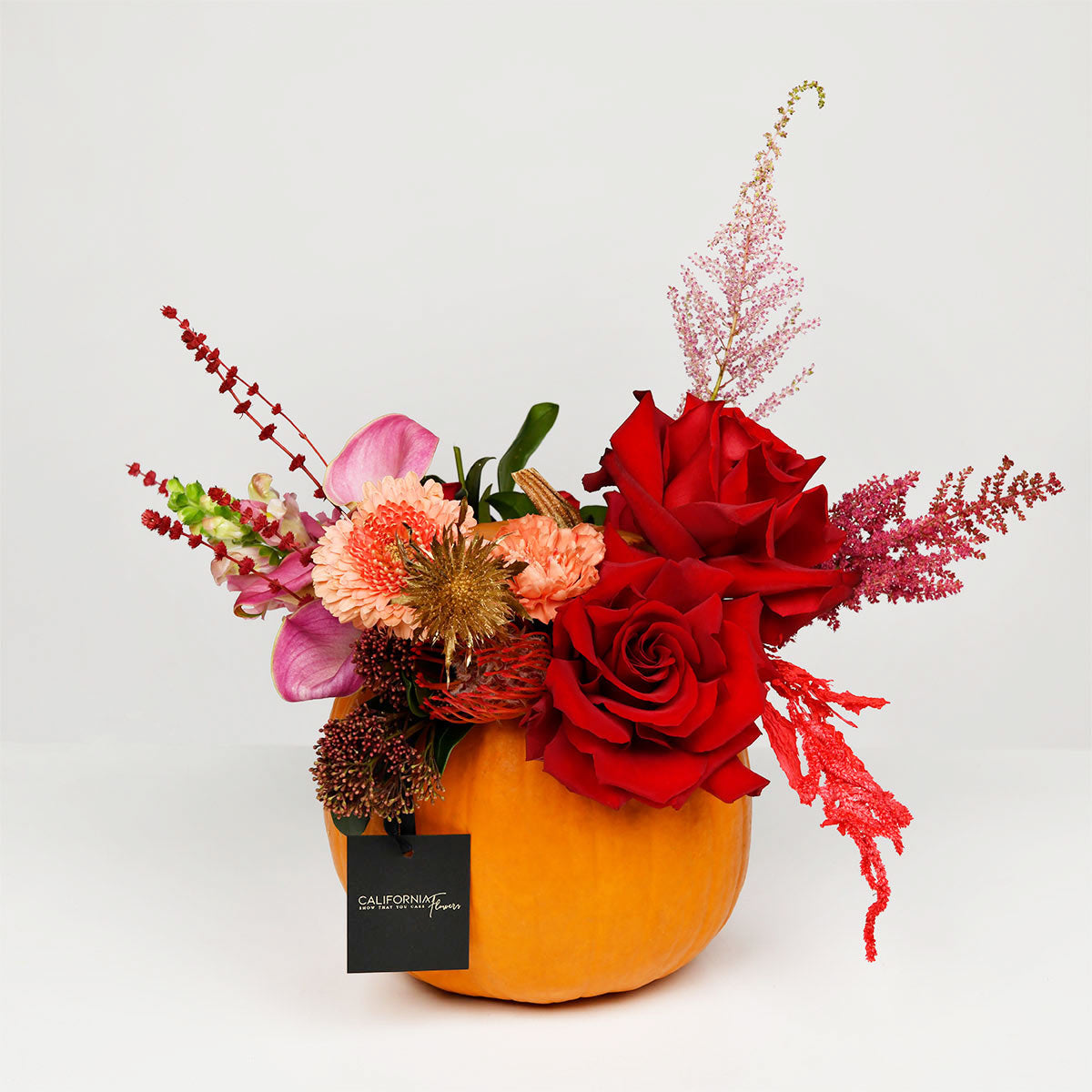 Livrare flori Bucuresti - California Flowers, Aranjament floral in dovleac cu trandafir special rosu, antirrhinum, gerbera si astillbe, Californiaflowers.ro