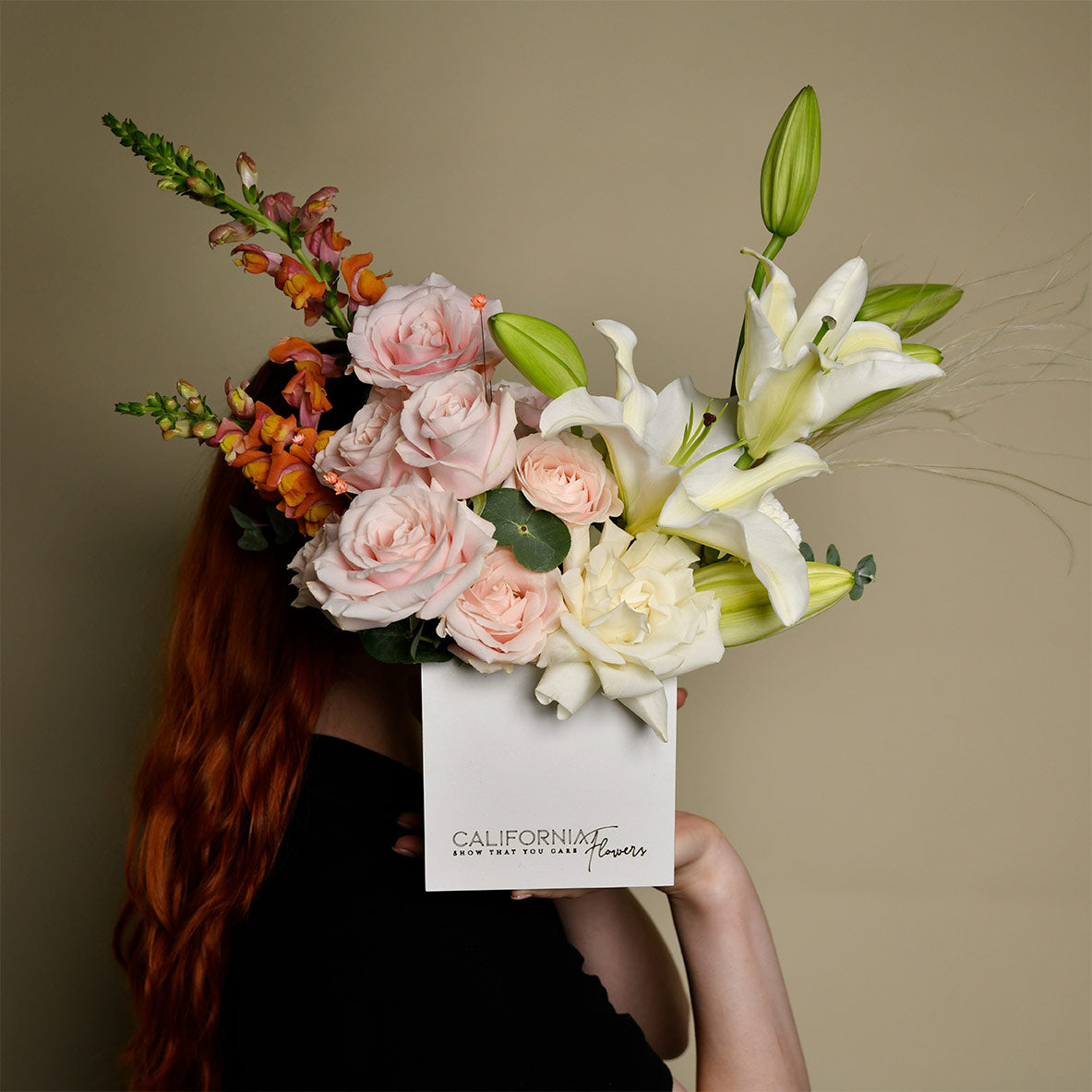 Flori pentru mama - California Flowers, Aranjament floral in cutie cu crini, antirrhinum si trandafiri, Californiaflowers.ro