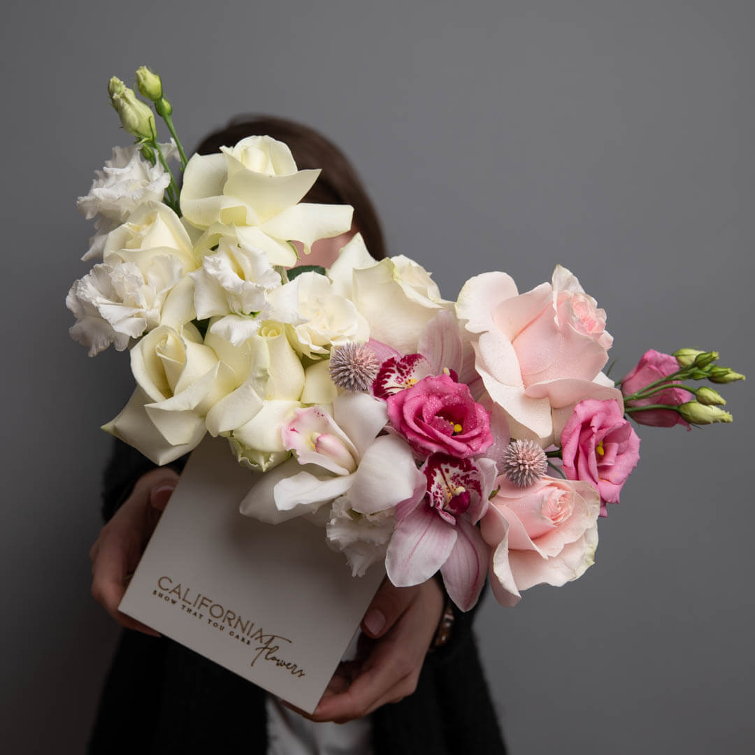 Flori pentru mama - California Flowers, Aranjament floral in cutie cu cymbidium si trandafiri specilai albi, Californiaflowers.ro
