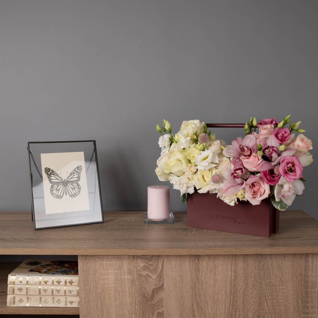Aranjament floral in cutie cu trandafiri albi si cymbidium, 3, Californiaflowers.ro
