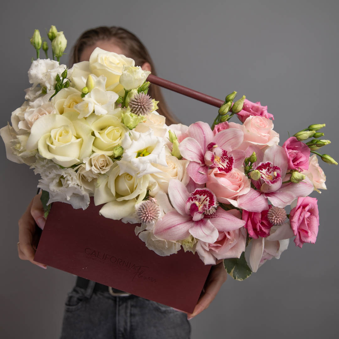 Aranjament floral in cutie cu trandafiri albi si cymbidium
