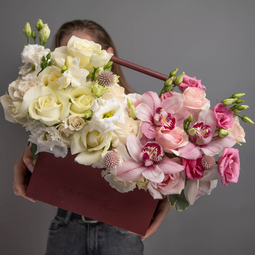 Aranjament floral in cutie cu trandafiri albi si cymbidium, 2, Californiaflowers.ro