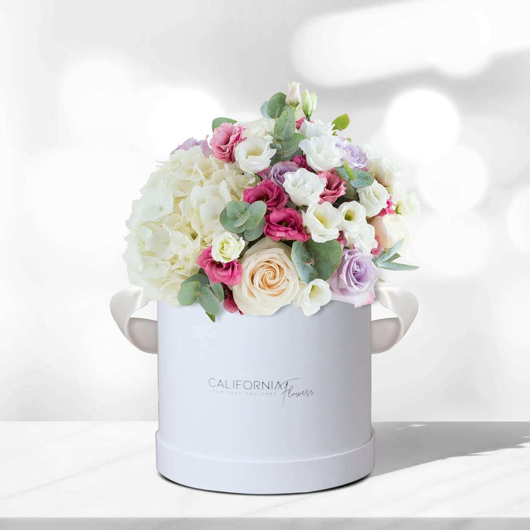 Aranjament floral in cutie cu hortensie si trandafiri