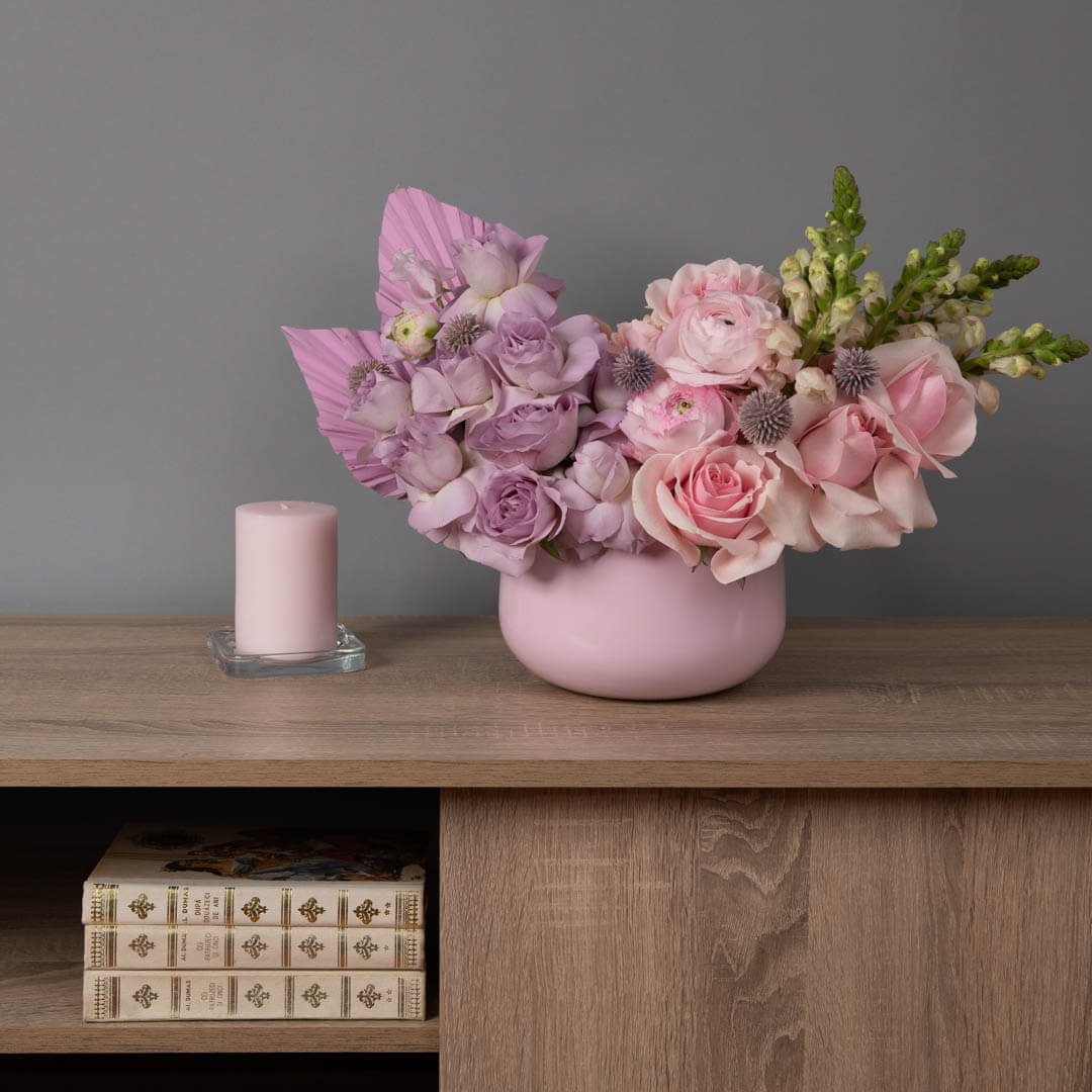 Aranjament floral in vas ceramic cu ranunculus si trandafiri lila