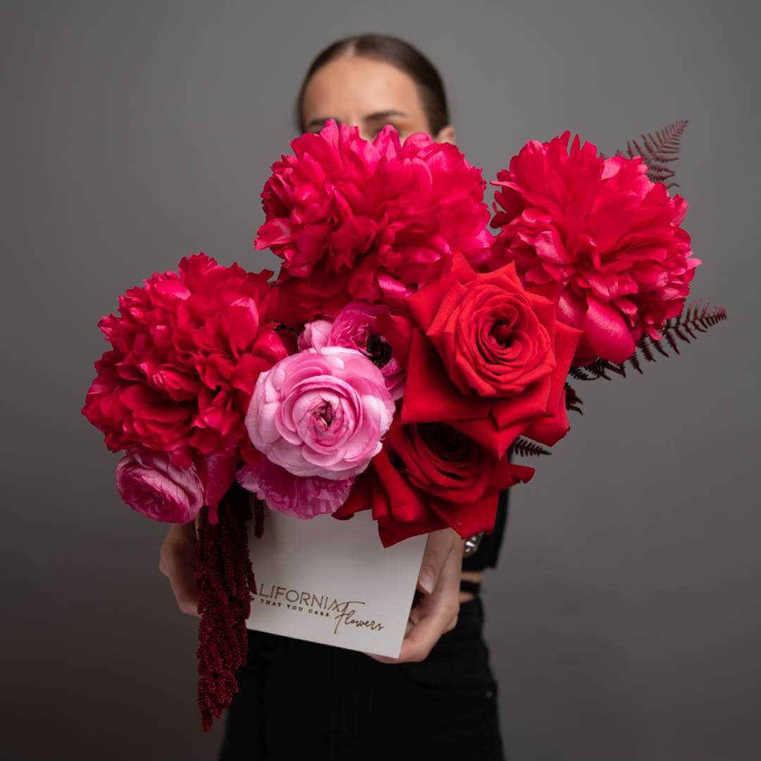 Aranjament floral in cutie cu bujori, ranunculus si trandafiri speciali rosii, 2