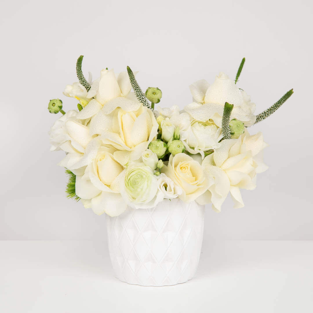 Aranjament floral in vas ceramic cu trandafiri speciali si frezii albe