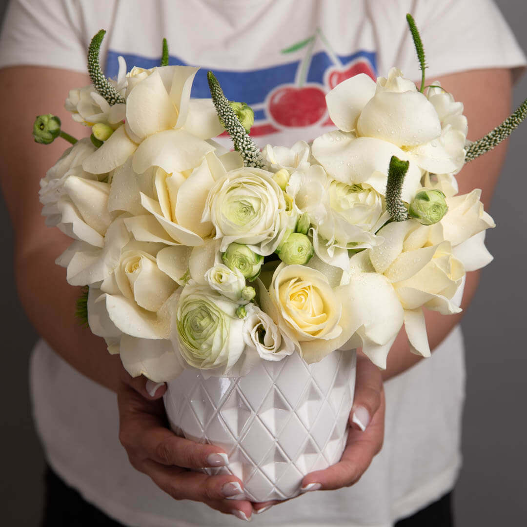 Aranjament floral in vas ceramic cu trandafiri speciali si frezii albe