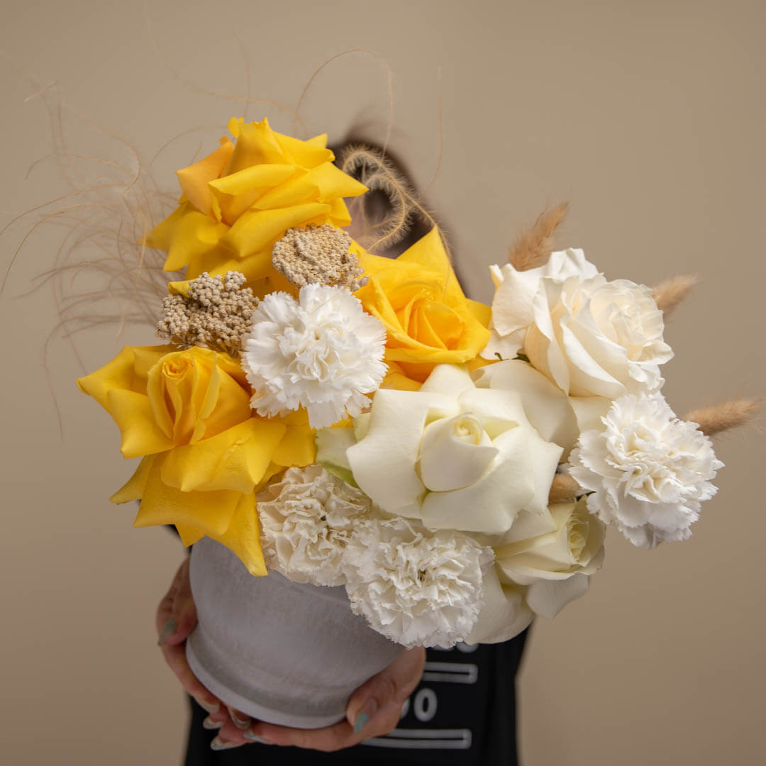Aranjament floral in vas ceramic cu trandafiri speciali albi si galbeni