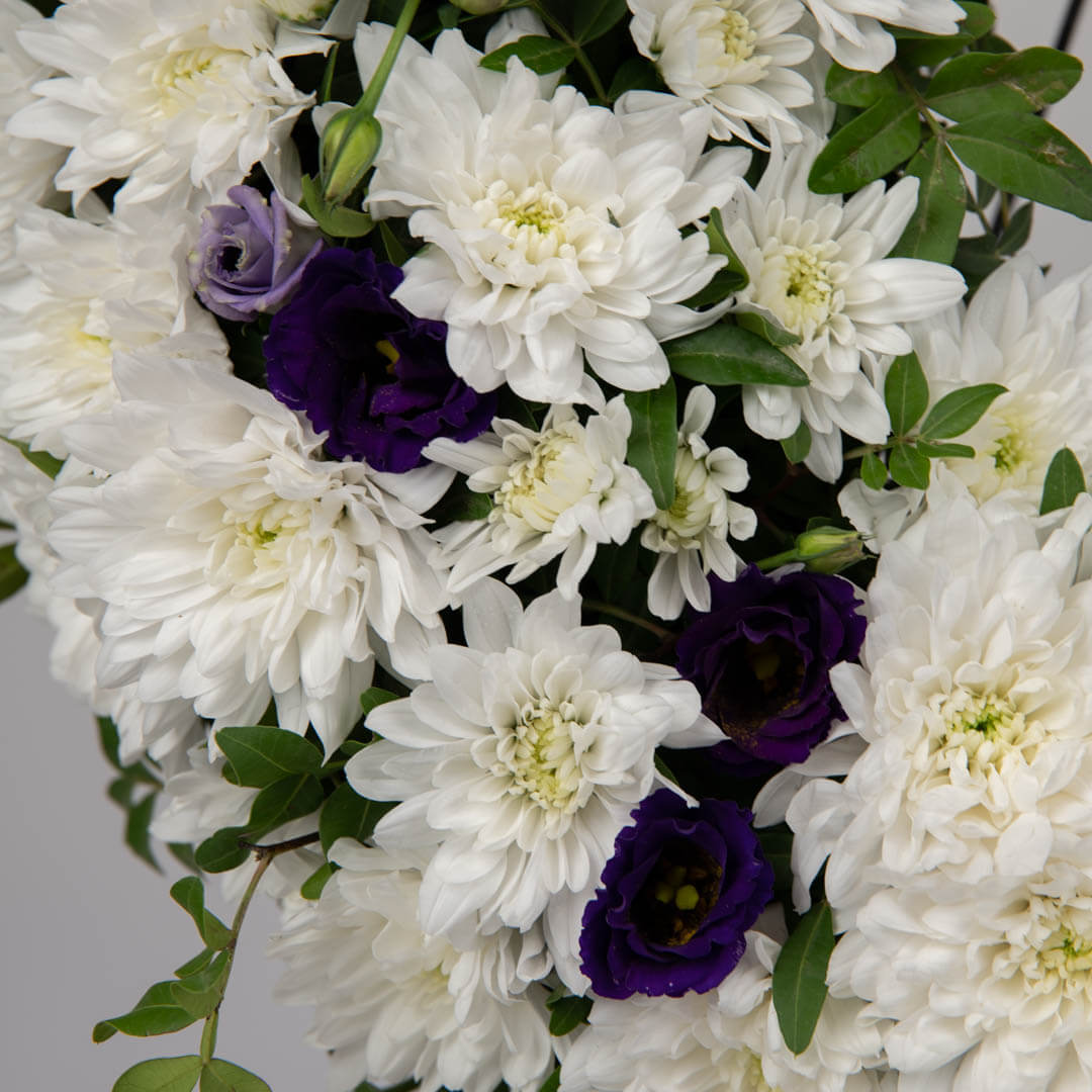 Coroane funerare, Coroana de flori rotunda cu lisianthus si crizanteme, Californiaflowers.ro