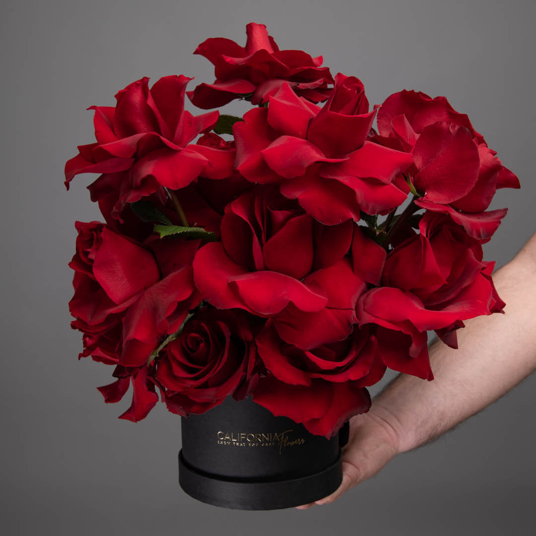 Aranjament floral in cutie cu trandafiri rosii speciali