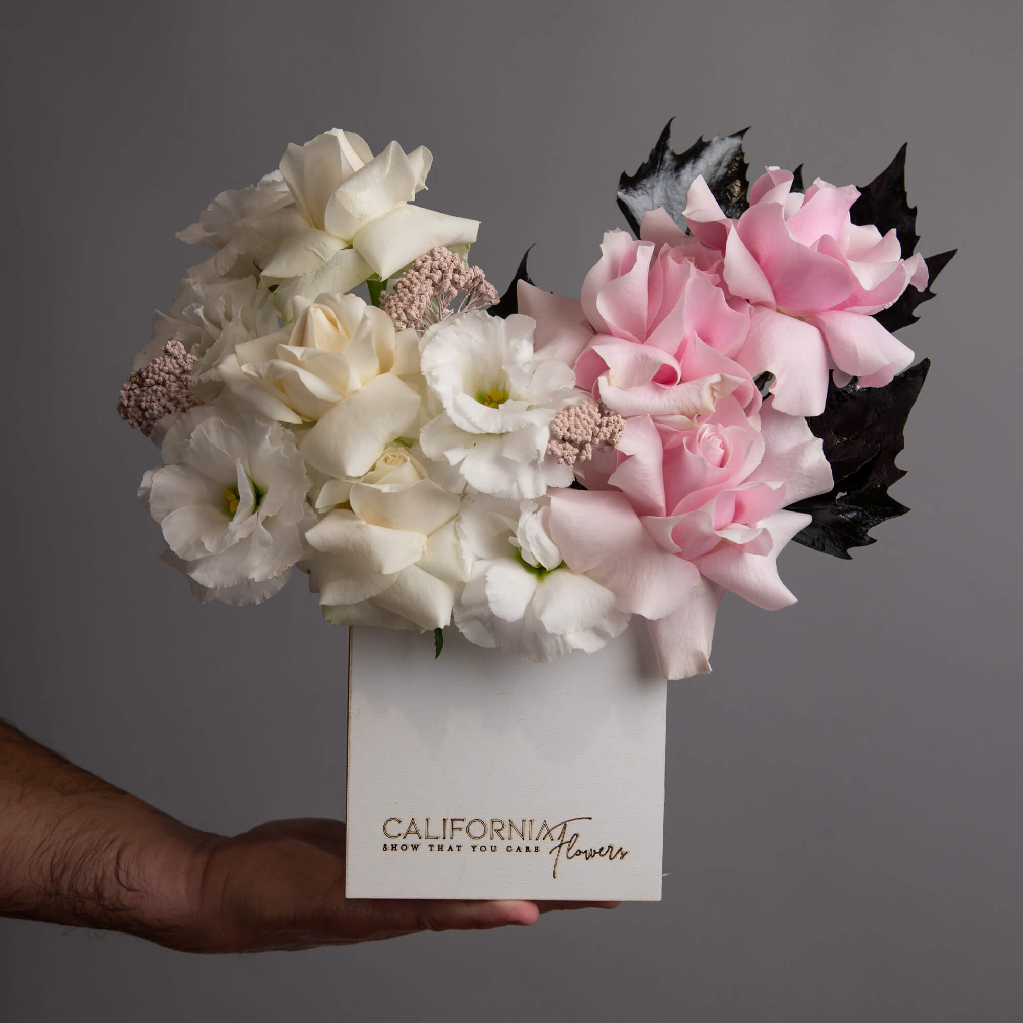 Aranjament floral in cutie cu lisianthus si trandafiri albi si roz, 2