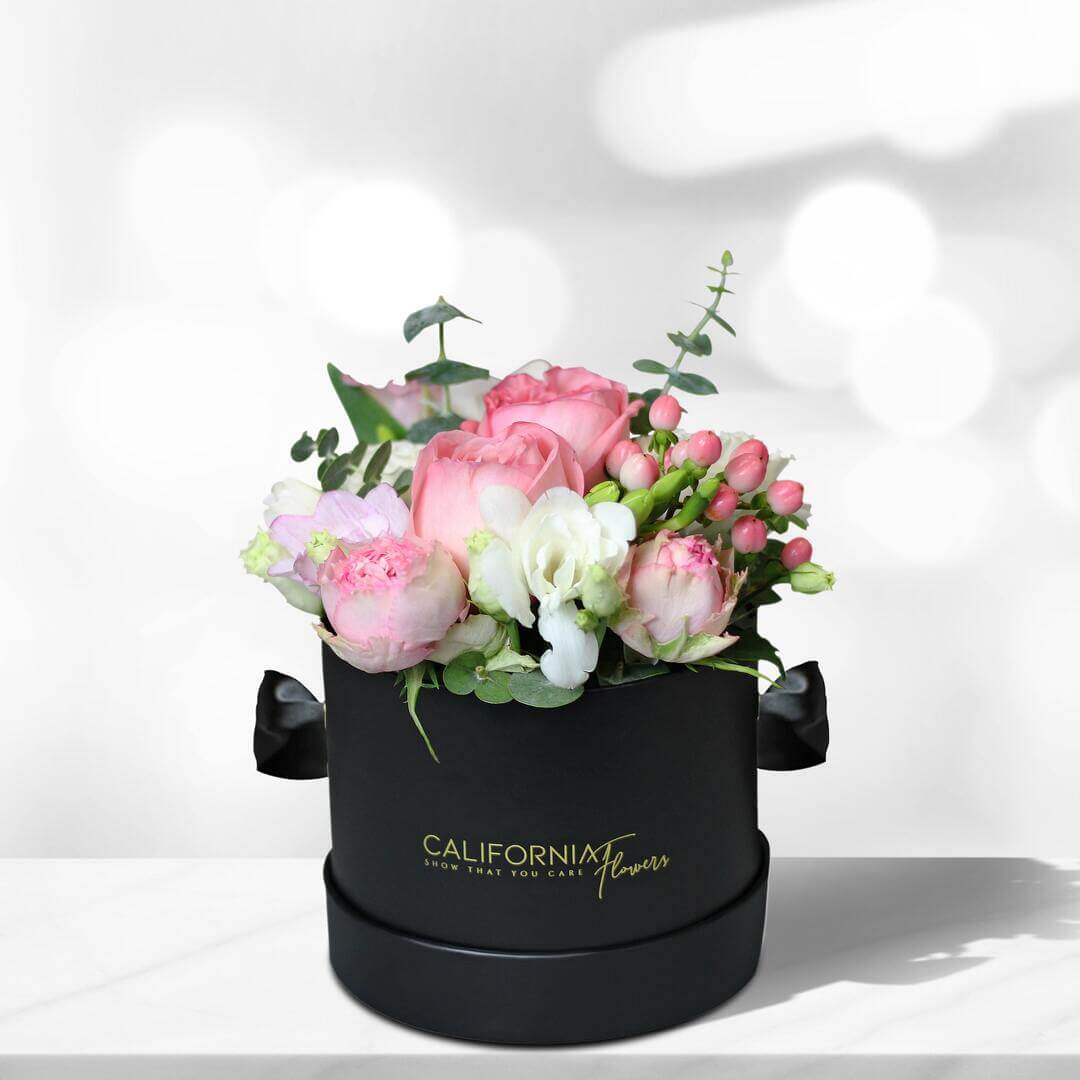 Aranjament floral in cutie cu trandafiri roz, frezie si lisianthus