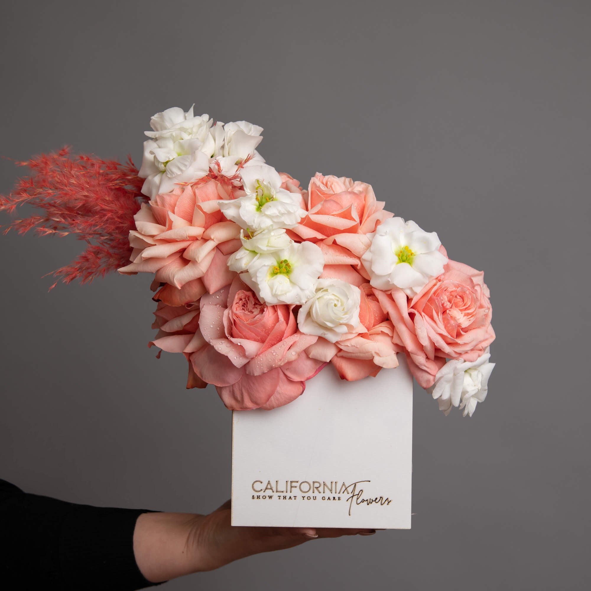 Aranjament floral in cutie cu lisianthus si trandafiri speciali somon, 2