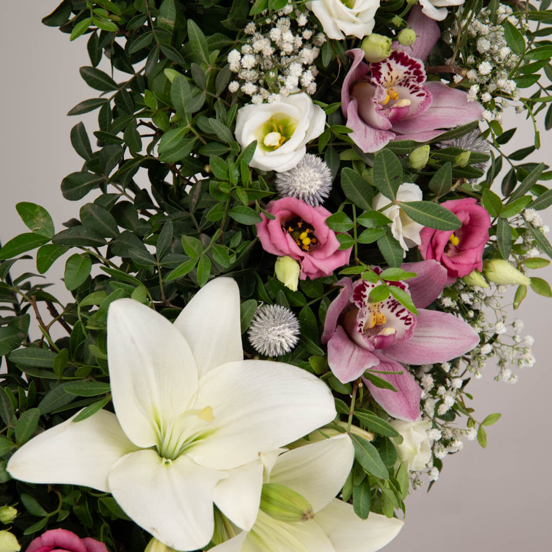Coroane funerare, Coroana funerara rotunda cu crini, lisianthus si gypsophila, Californiaflowers.ro