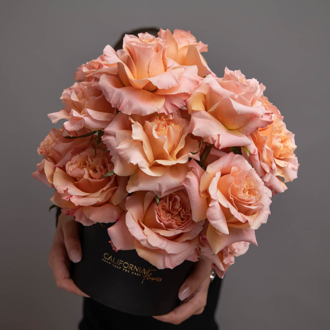 Aranjament floral in cutie cu trandafiri speciali somon