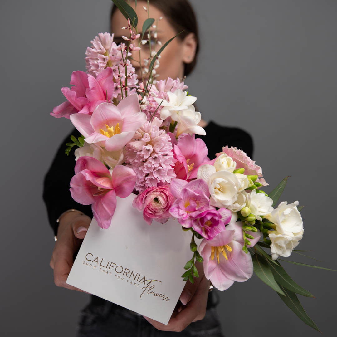 Aranjament floral in cutie cu lalele, zambile si frezii albe