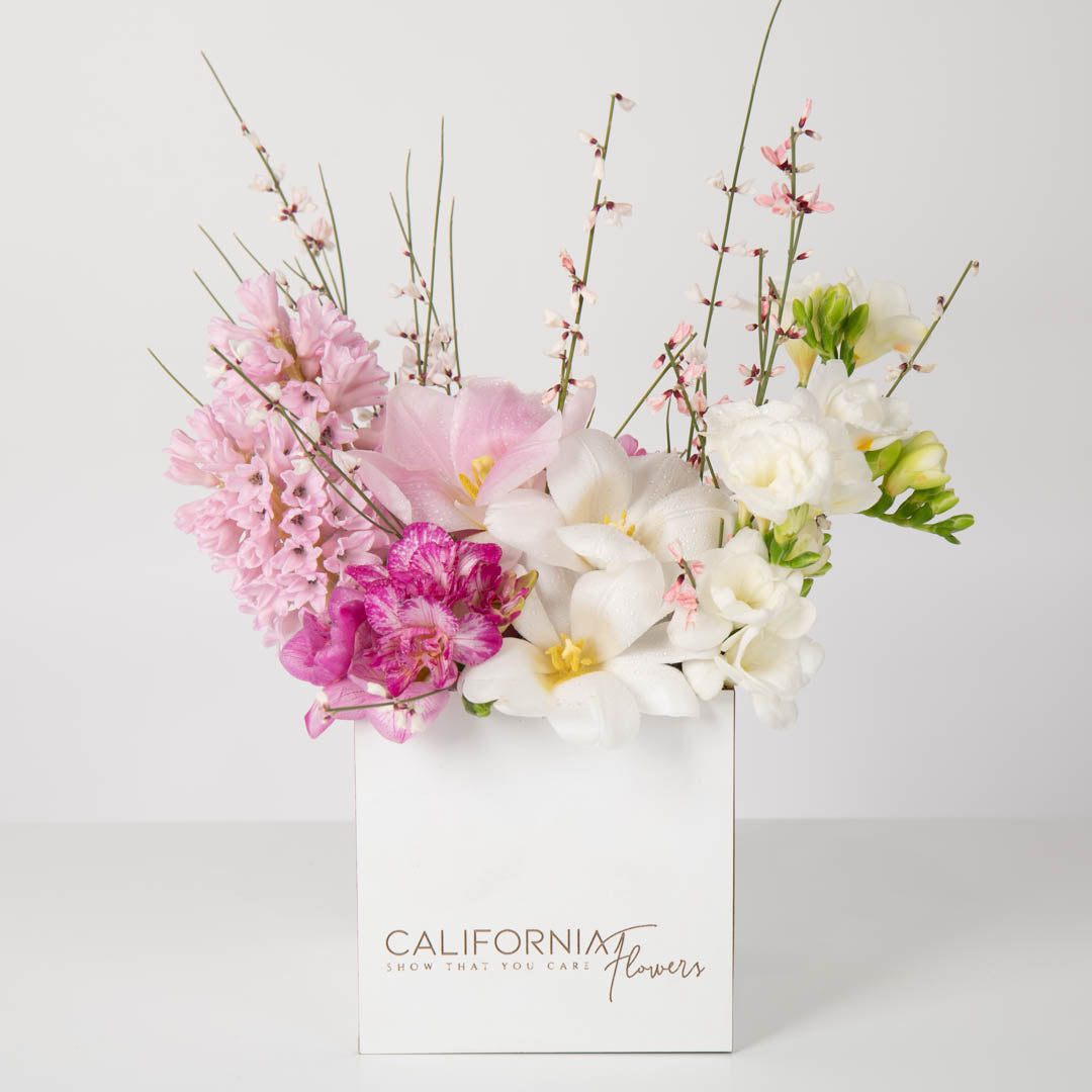 Aranjament floral in cutie cu zambile si frezii albe