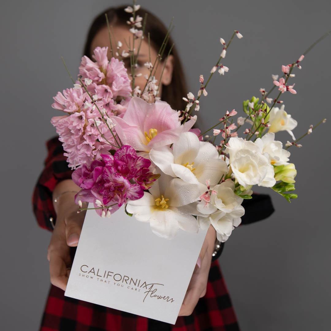 Aranjament floral in cutie cu zambile si frezii albe
