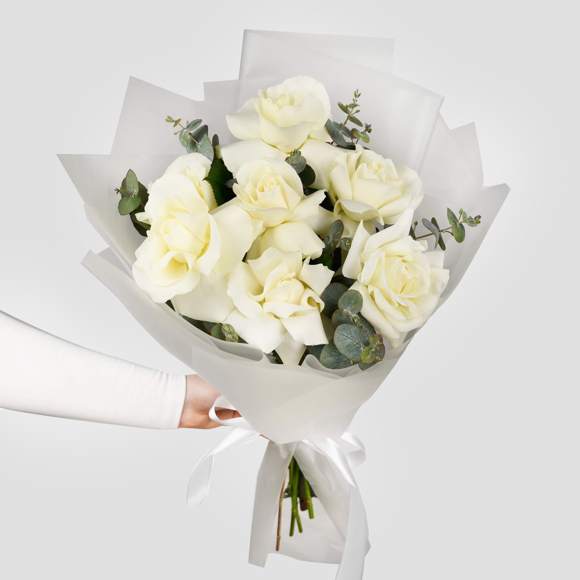 Buchet cu 7 trandafiri albi speciali si eucalipt, 1