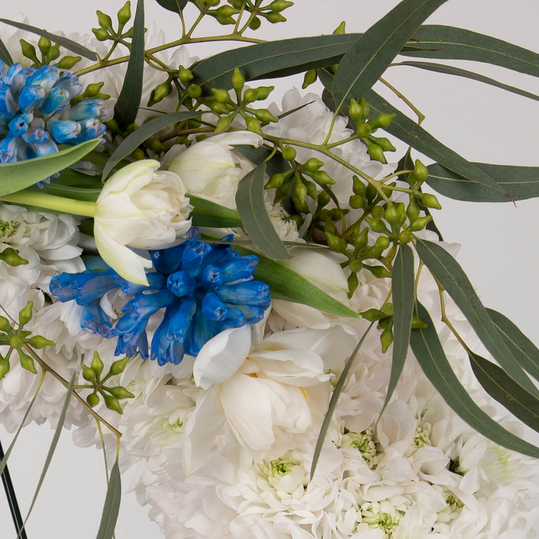 Coroane funerare, Coroana de flori rotunda cu crizanteme albe, Californiaflowers.ro