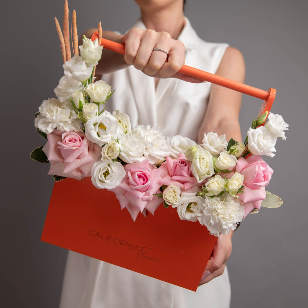 Aranjament floral in cutie cu trandafiri si miniroze albe