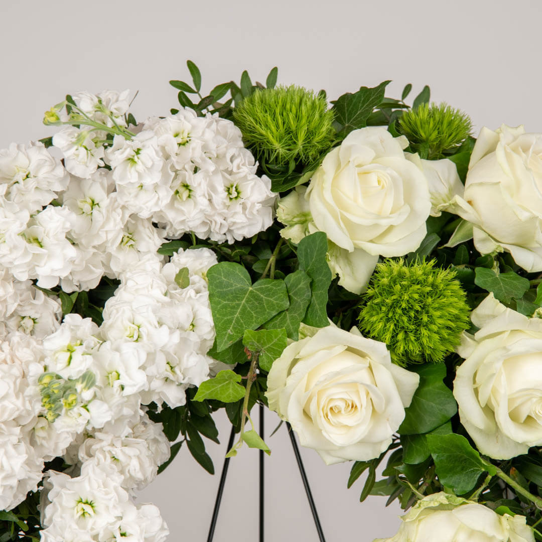 Aranjament floral funerar cu matthiola si trandafiri albi