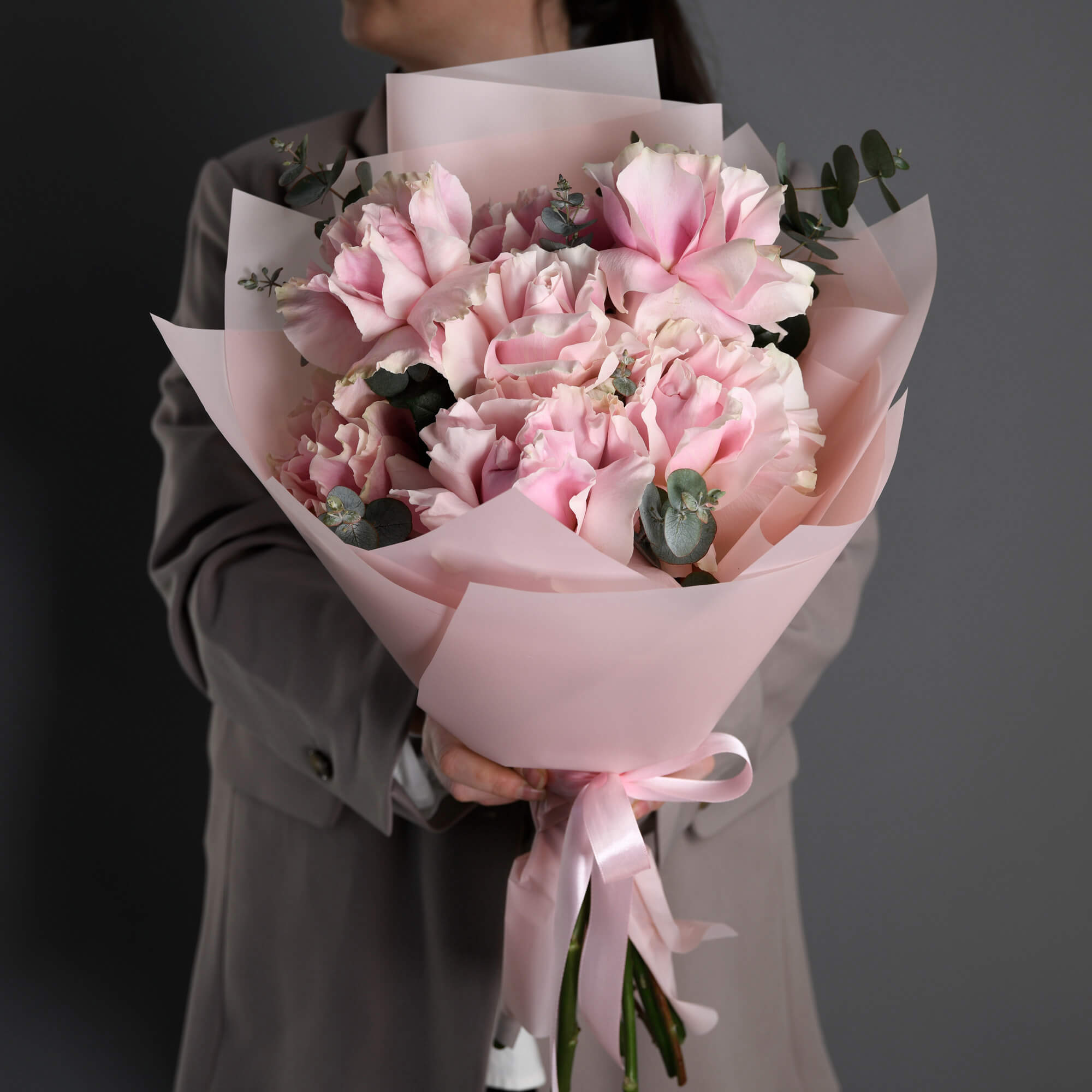 Buchet cu 7 trandafiri roz speciali si eucalipt, 2