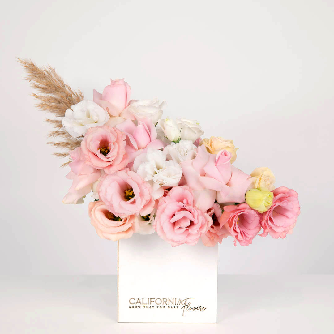 Aranjament floral in cutie cu lisianthus alb si trandafiri roz