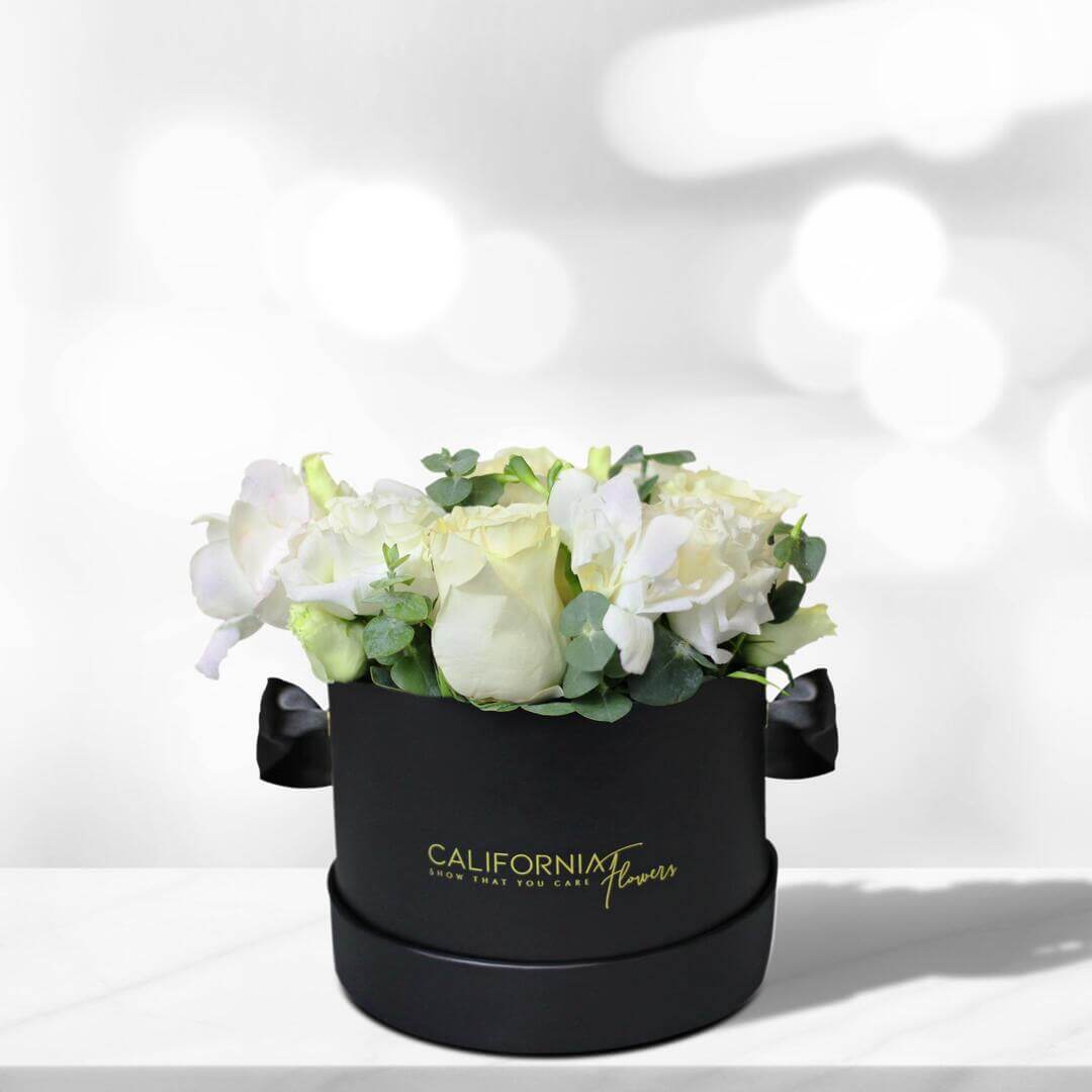 Aranjament floral in cutie cu trandafiri albi, frezie si lisianthus