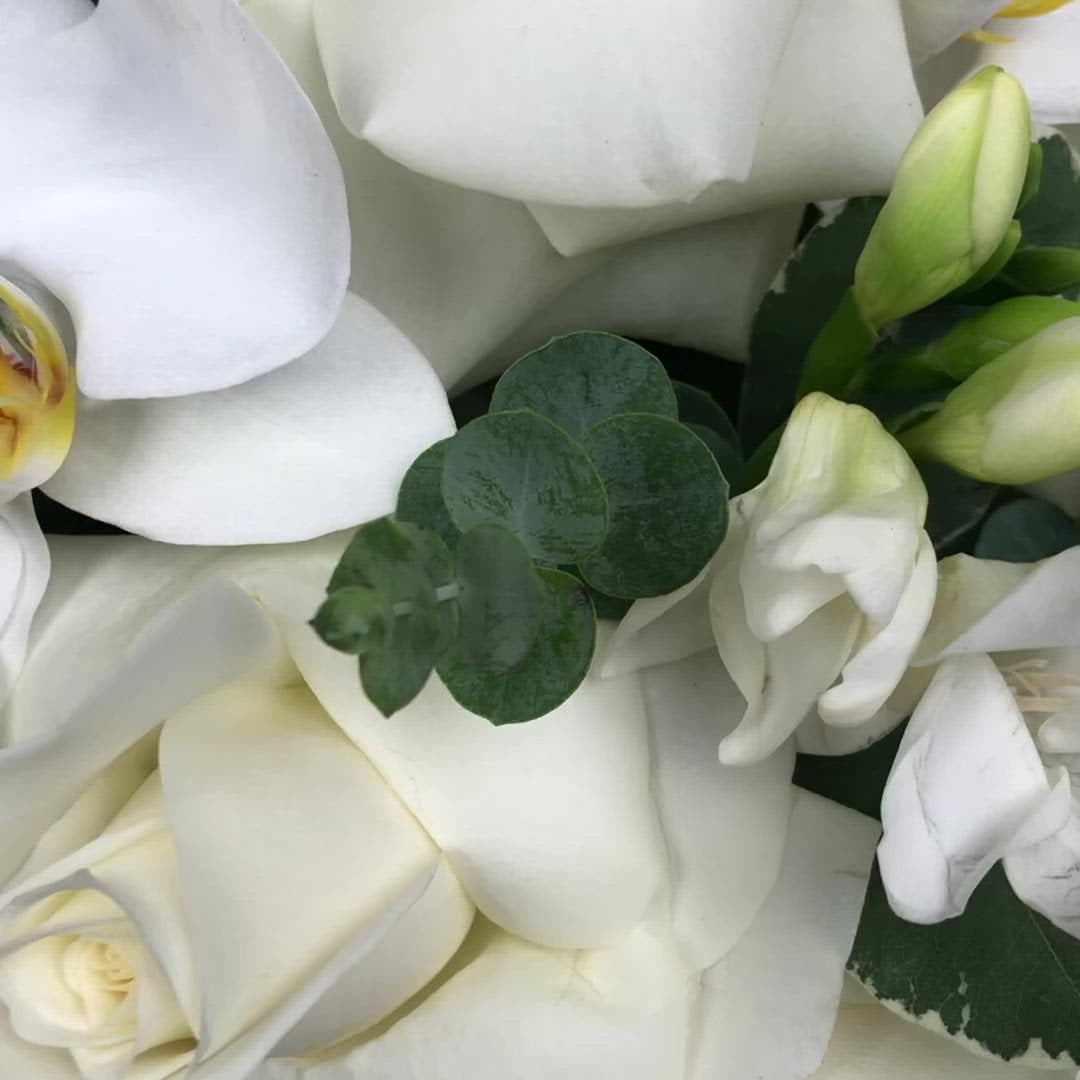 Aranjamente florale botez pentru masa in vas alb