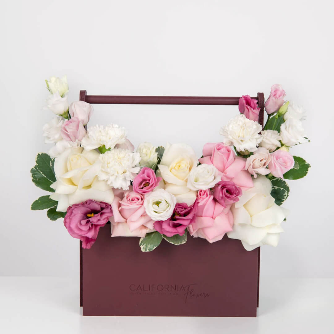Aranjament floral in cutie cu trandafiri si lisianthus roz