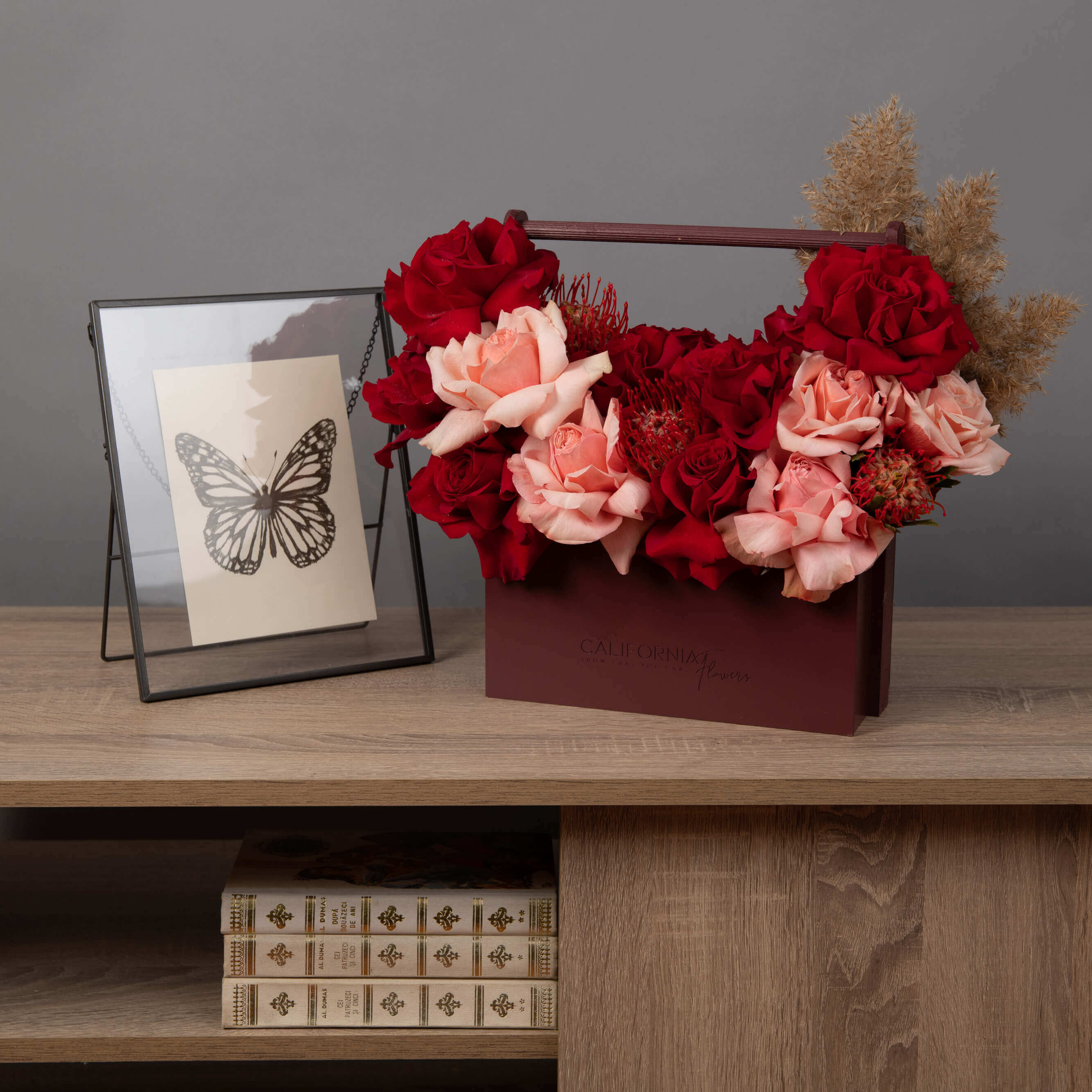 Aranjament floral in cutie cu leucospermum si trandafiri, 3