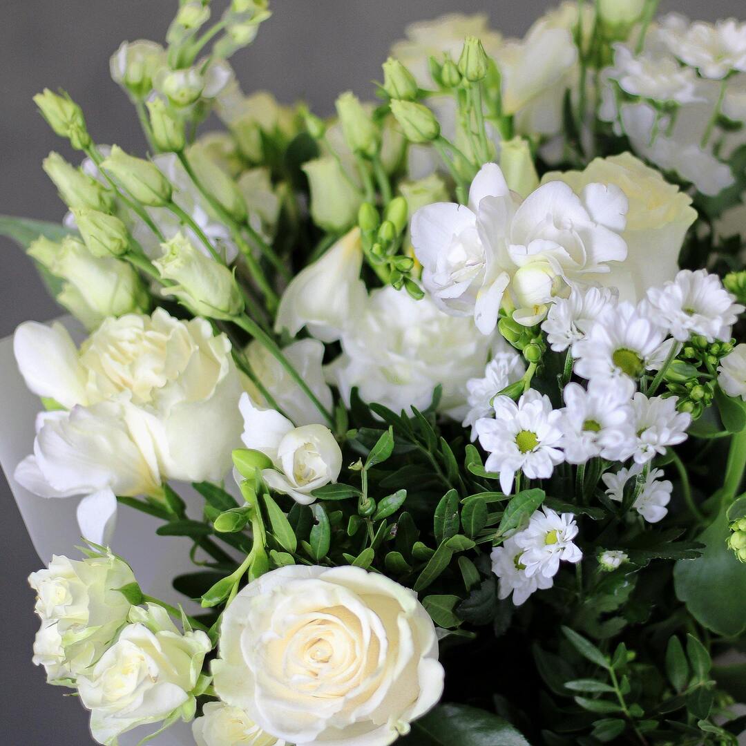 Buchet lisianthus, frezie si trandafiri albi