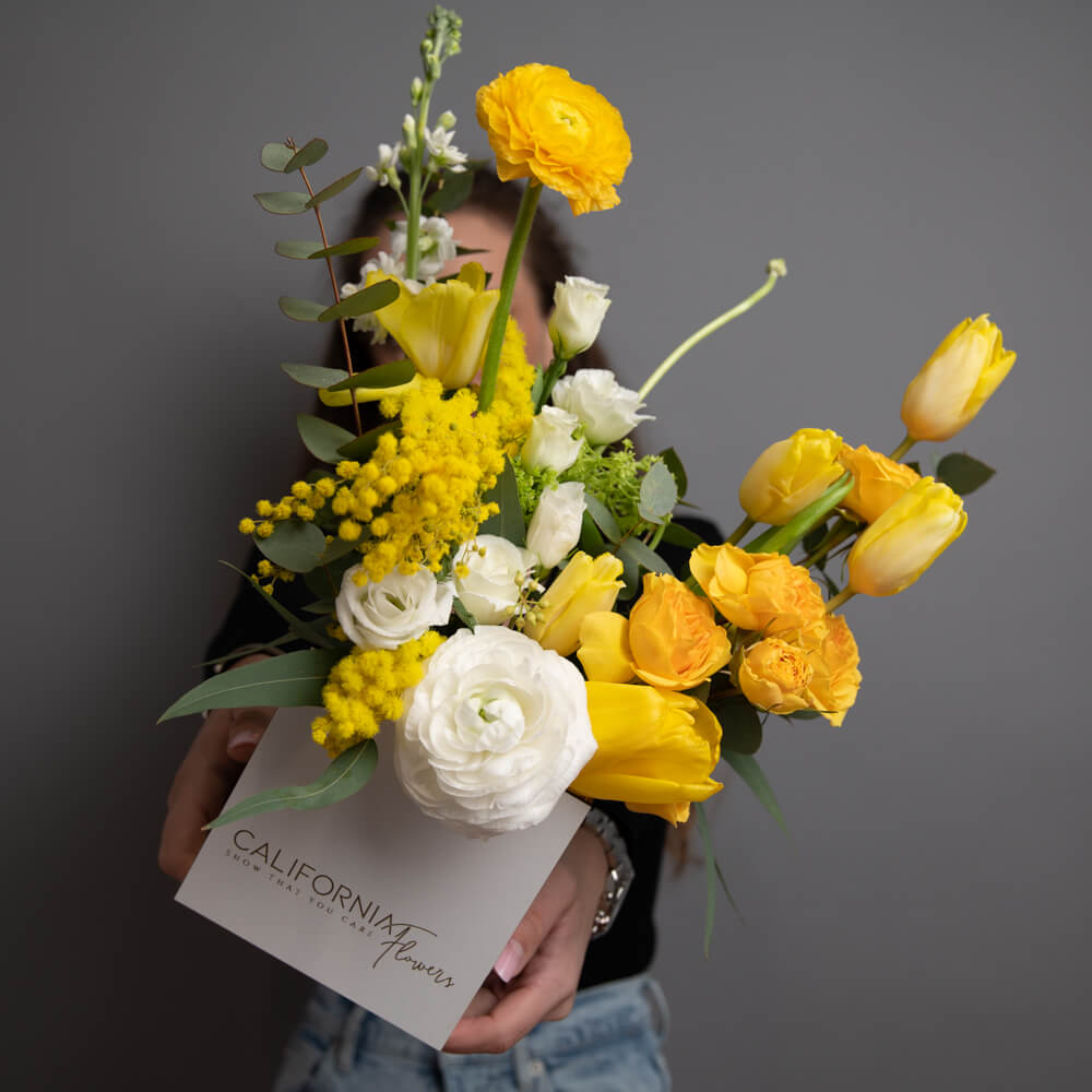 Aranjament floral in cutie cu lalele galbene