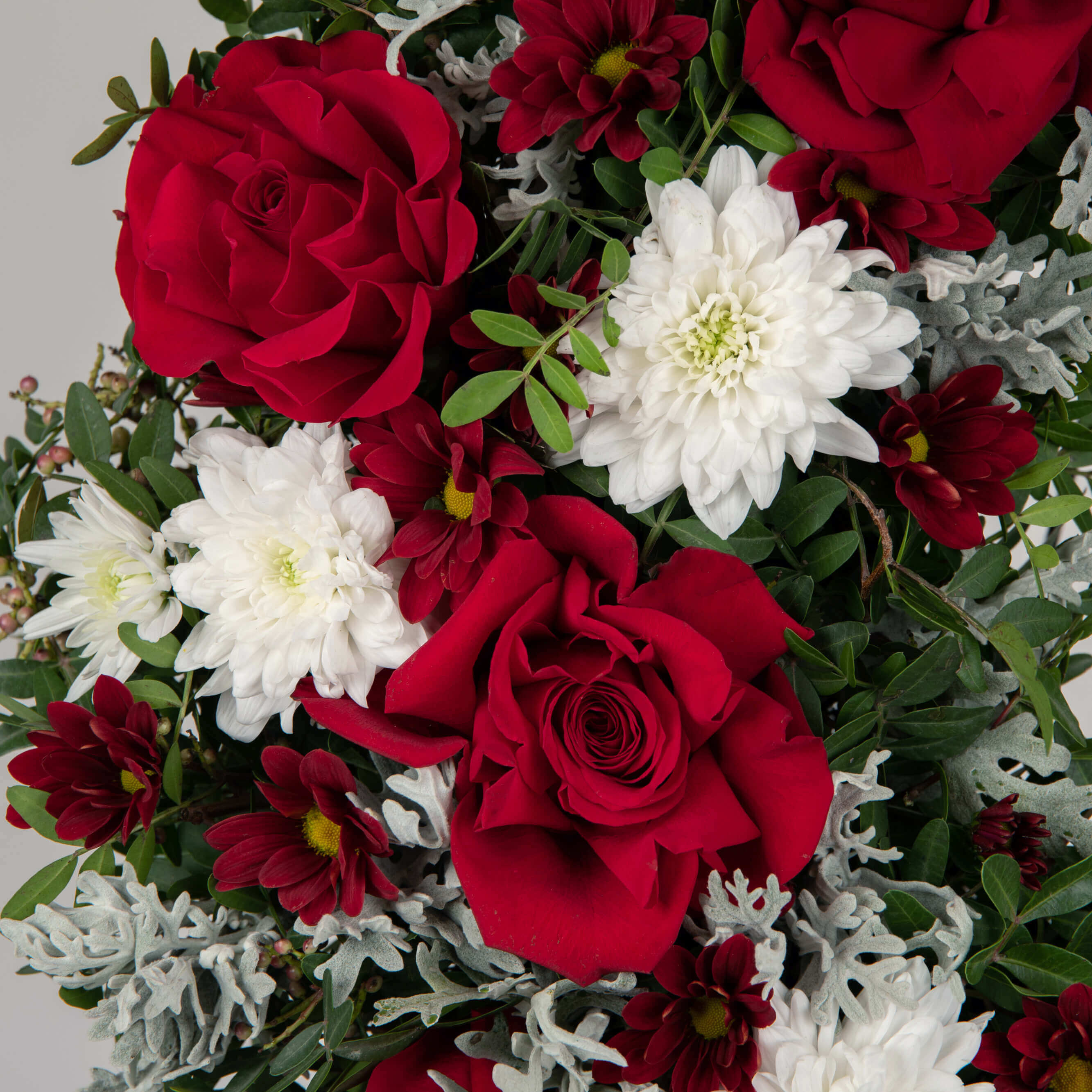 Coroana de flori rotunda cu crizanteme si trandafiri rosii, 1