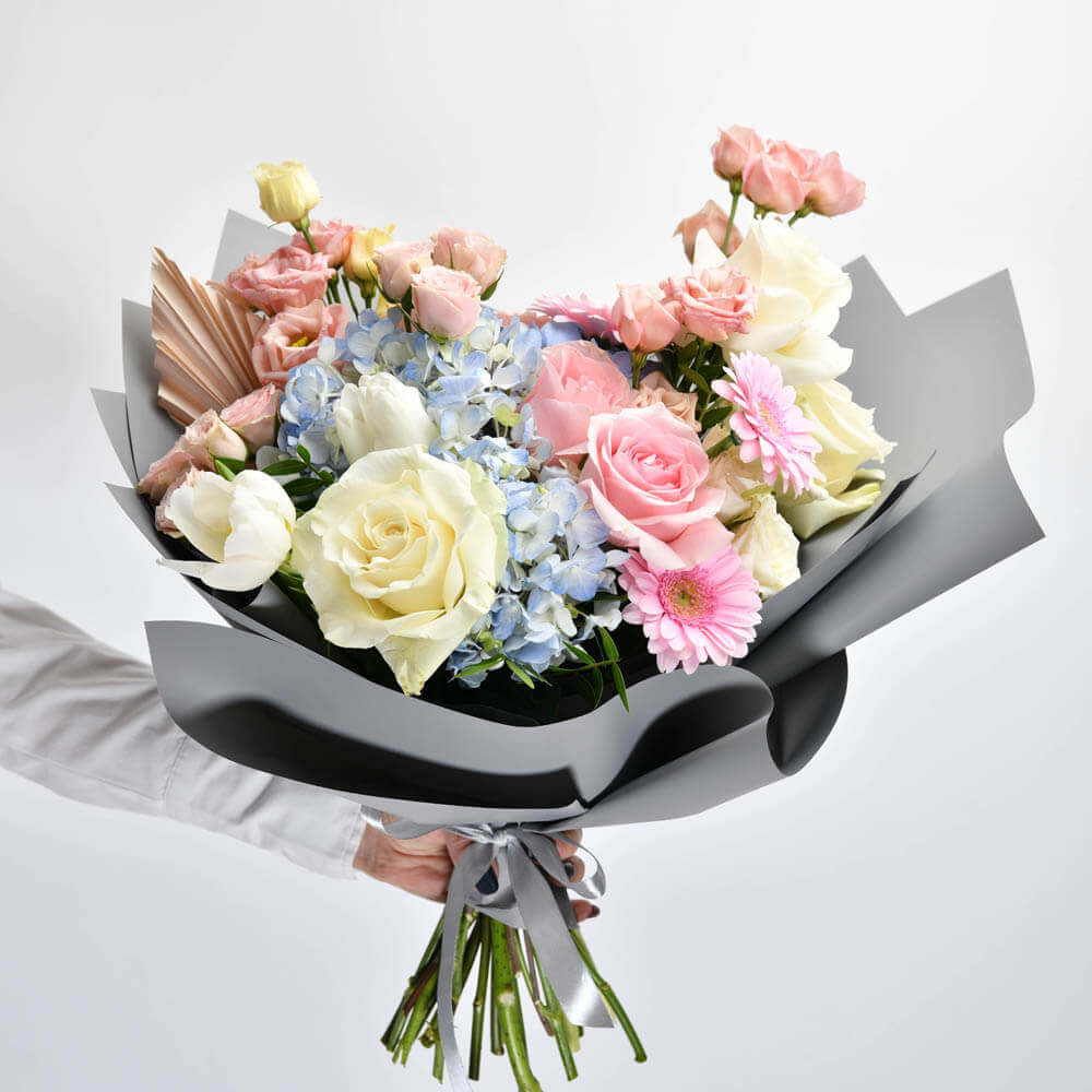 Livrare Flori Cluj Napoca, Buchet hortensie albastra, trandafiri, gerbera si lisianthus, Californiaflowers.ro