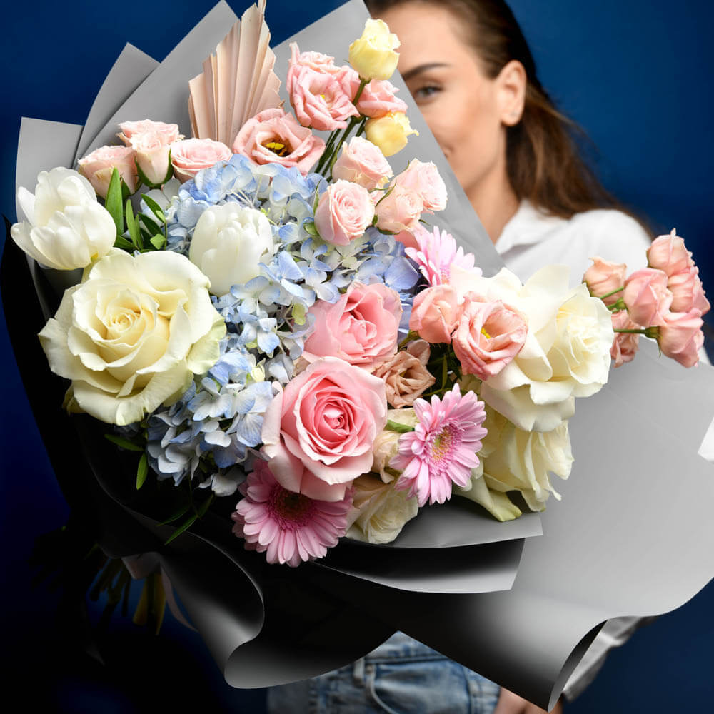 Buchet hortensie albastra, trandafiri, gerbera si lisianthus