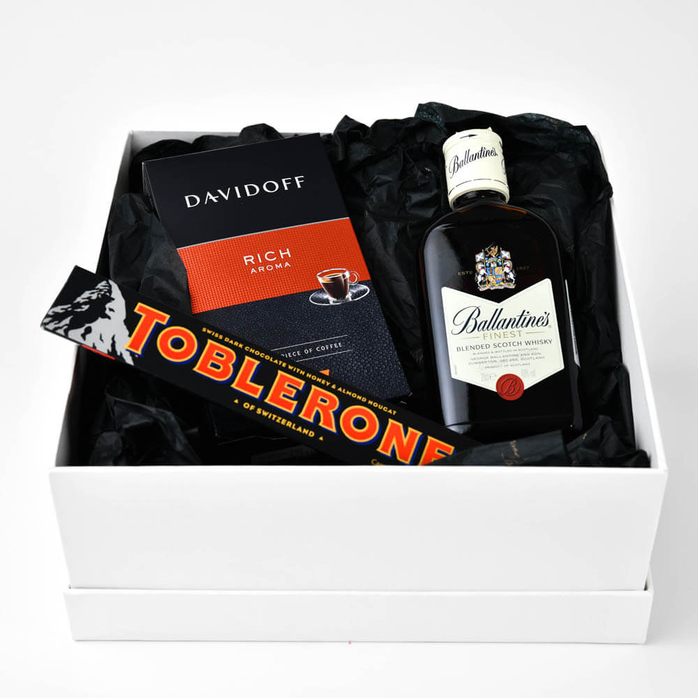 PRODUSE CU LIVRARE NATIONALA, Cutie cadou cu whiskey, cafea si ciocolata, Californiaflowers.ro
