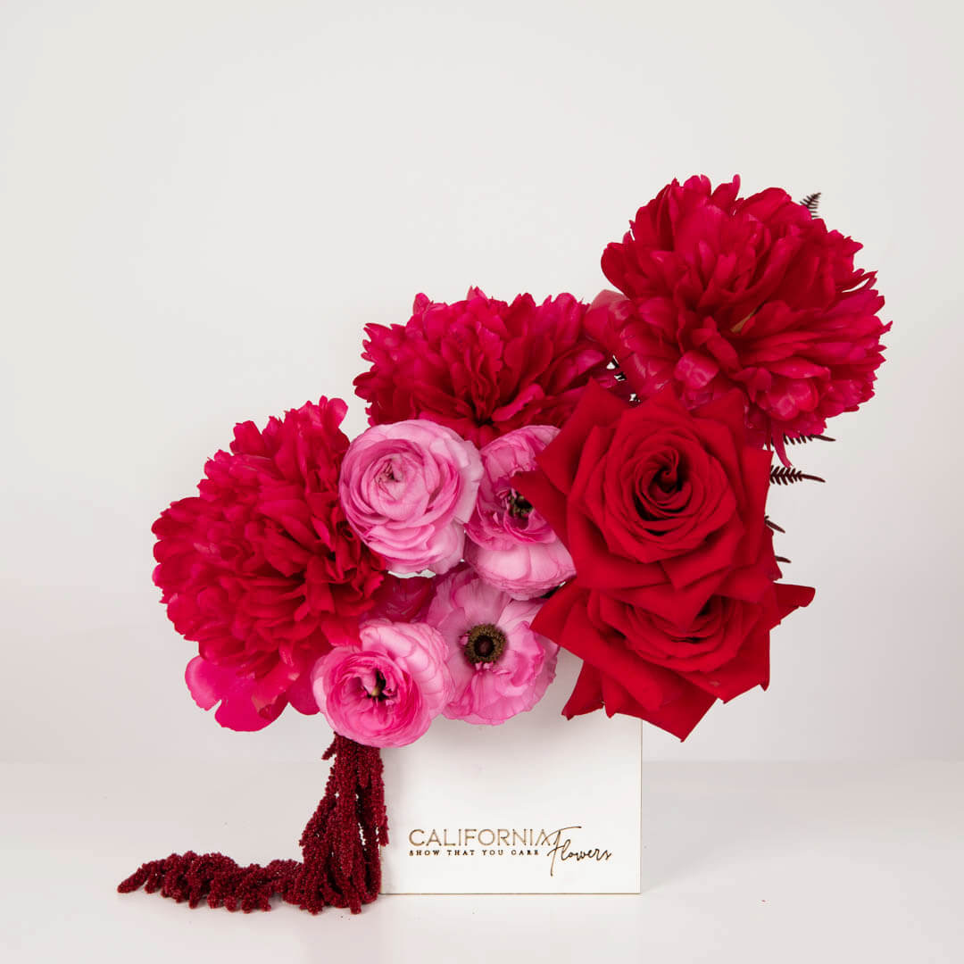 Aranjament floral in cutie cu bujori, ranunculus si trandafiri speciali rosii, 1