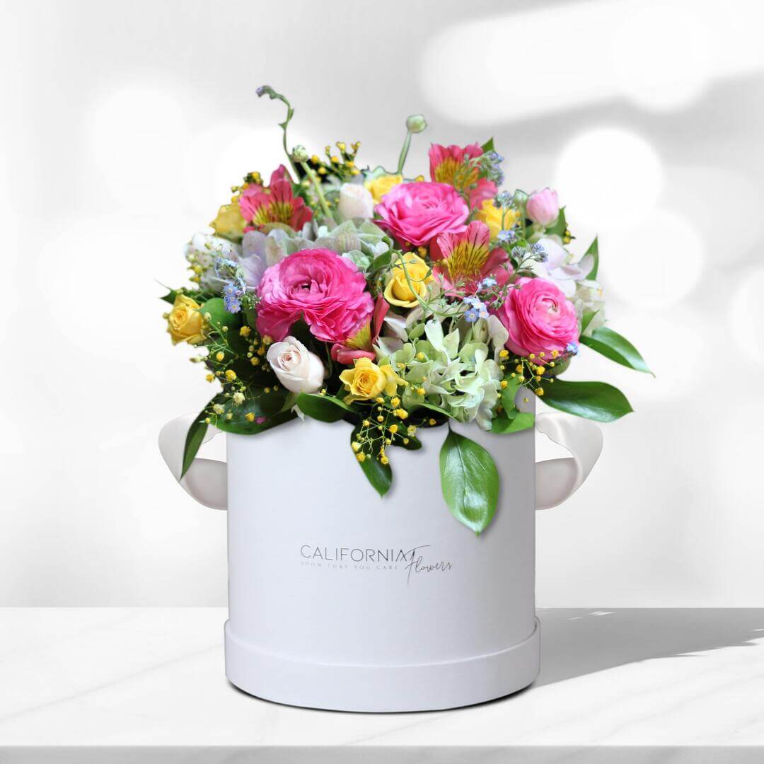 Aranjament floral in cutie cu hortensie si ranunculus