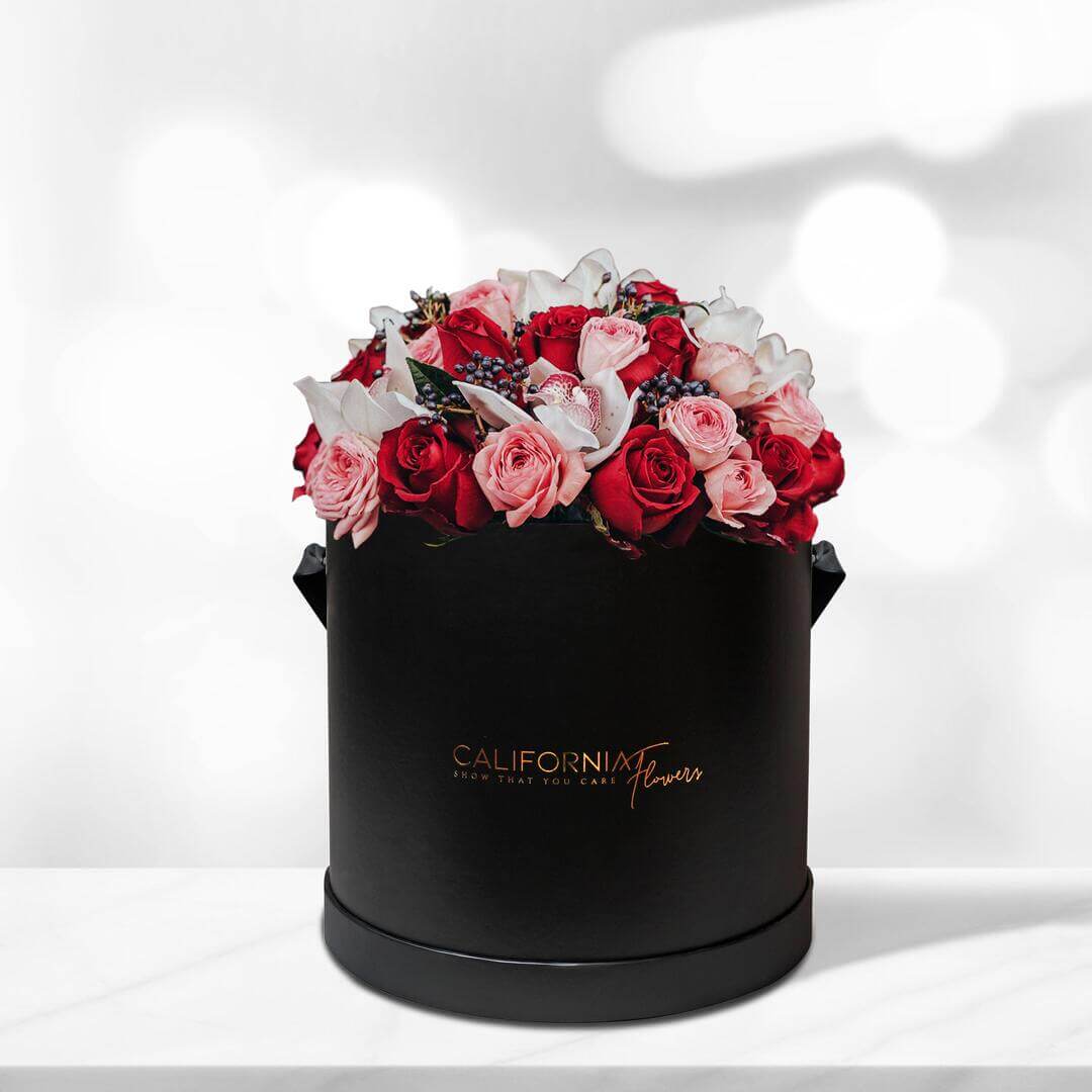 Aranjament floral in cutie cu trandafiri si orhidee