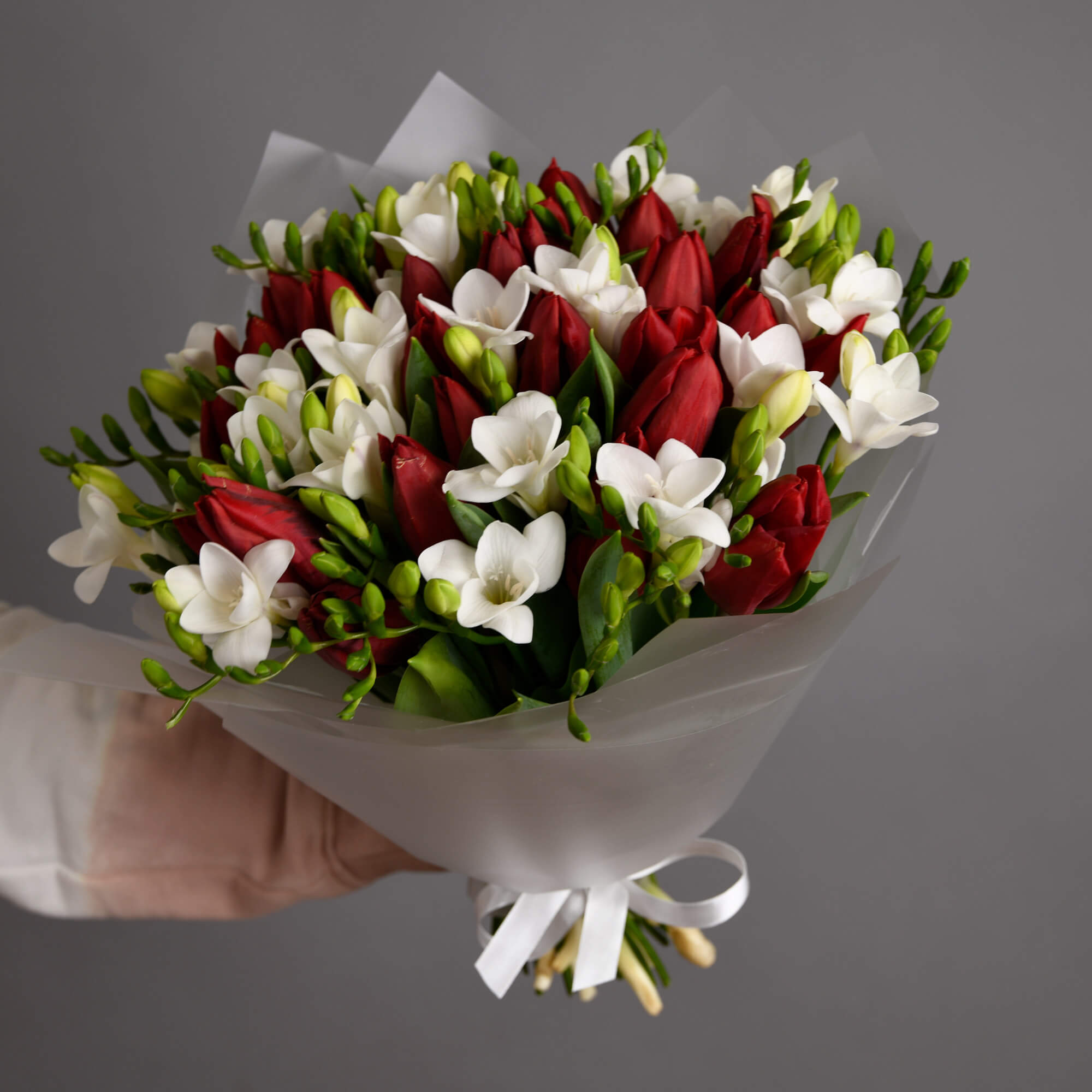 Buchete flori mixte, Buchet lalele rosii si frezii albe, Californiaflowers.ro