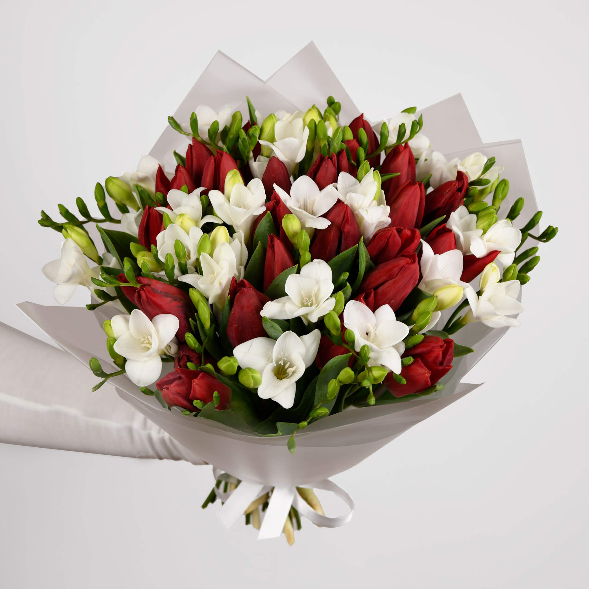 Buchete flori mixte, Buchet lalele rosii si frezii albe, Californiaflowers.ro