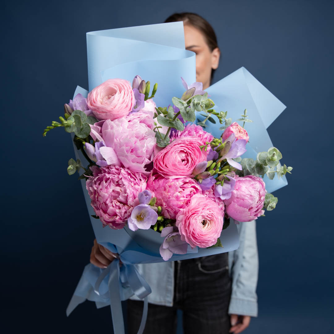 Buchete flori mixte, Buchet bujori roz, frezii si ranunculus roz, Californiaflowers.ro