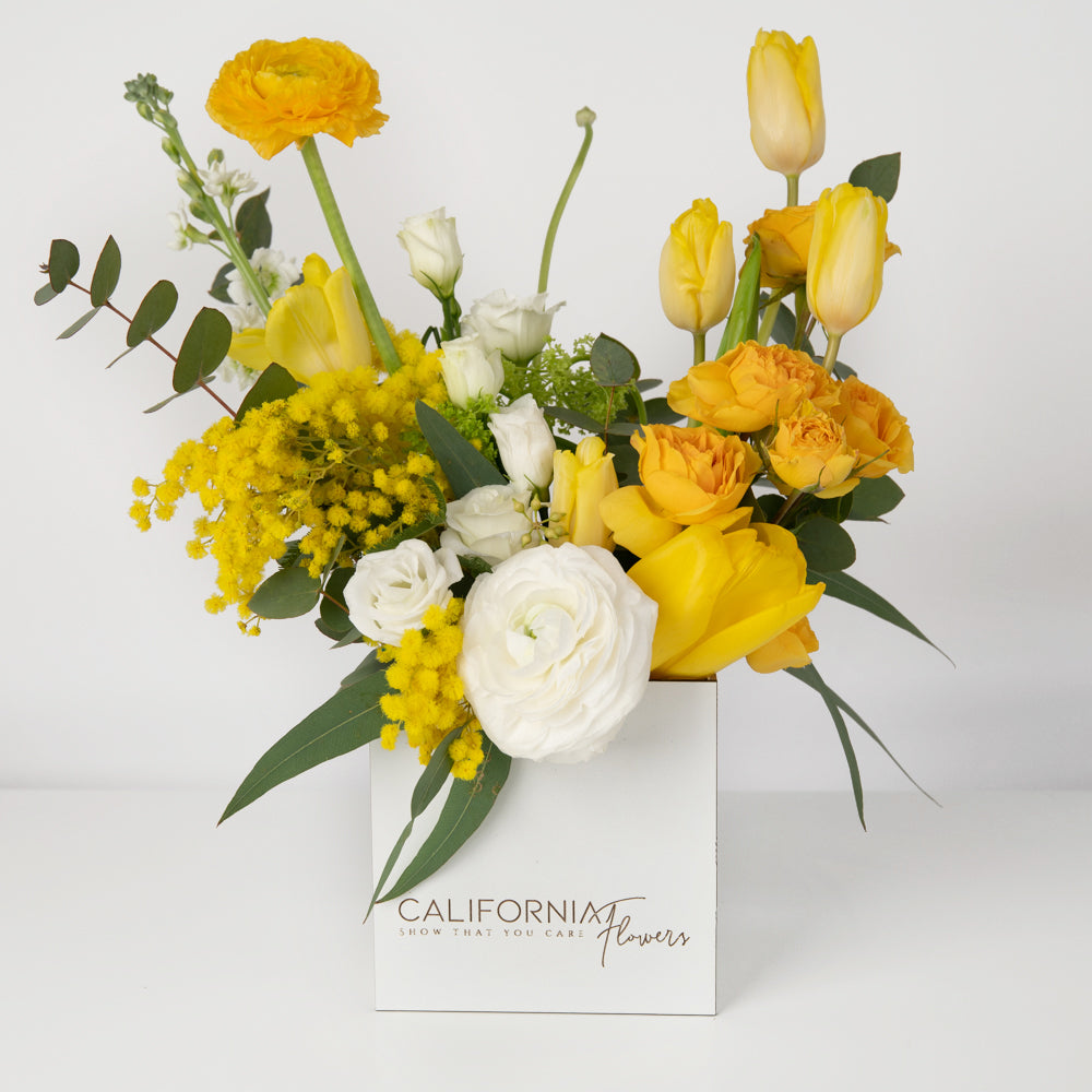 Aranjament floral in cutie cu lalele galbene