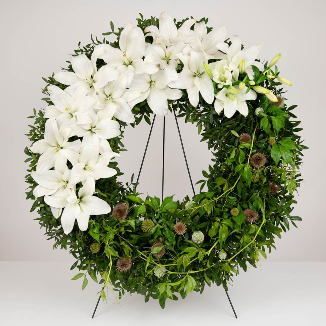 Coroane funerare, Coroana de flori rotunda cu crini albi, Californiaflowers.ro