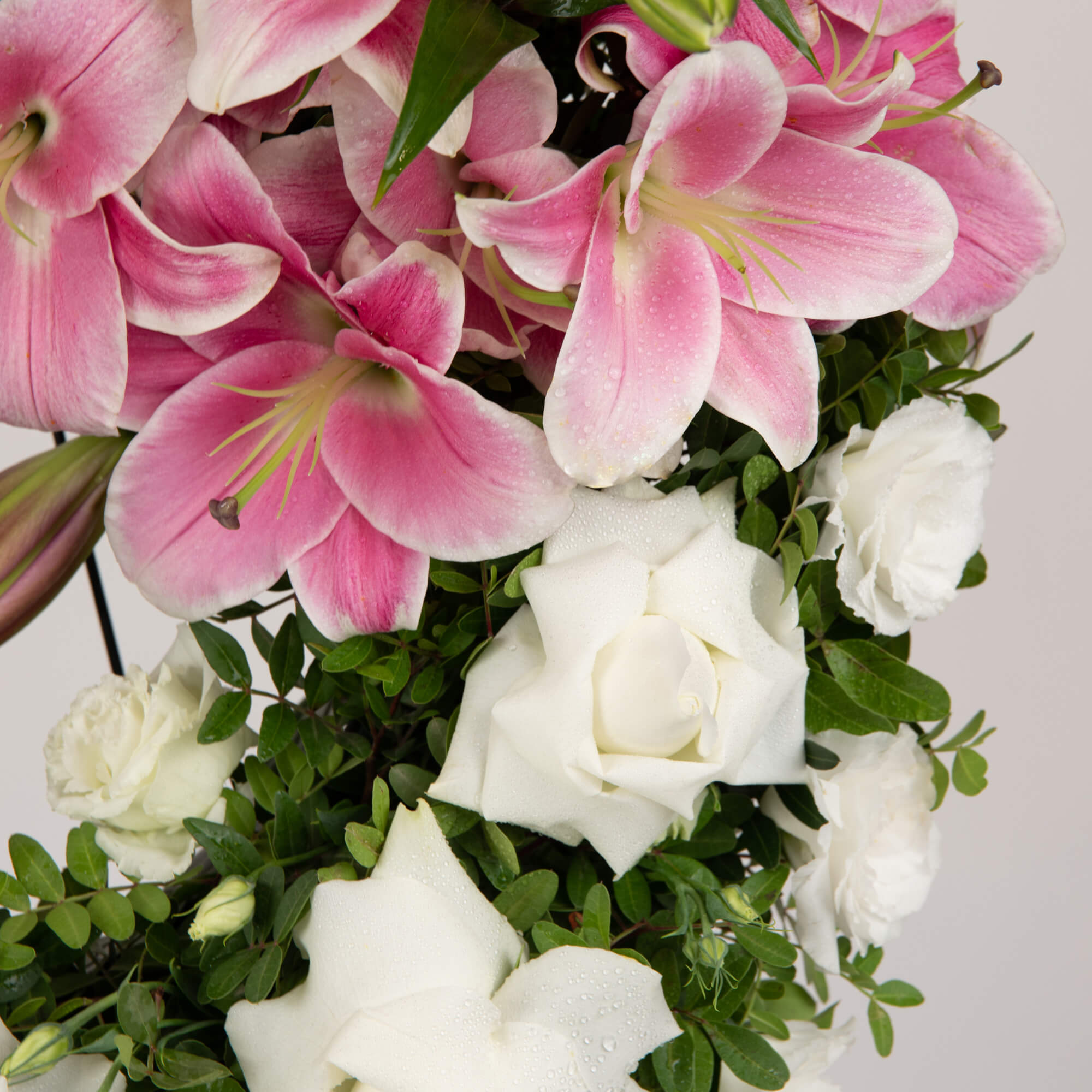 Coroane funerare, Coroana funerara rotunda cu crini roz si lisianthus, Californiaflowers.ro