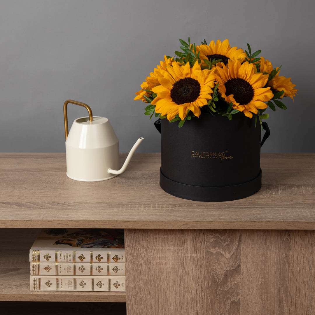 Aranjament floral in cutie neagra cu floarea soarelui