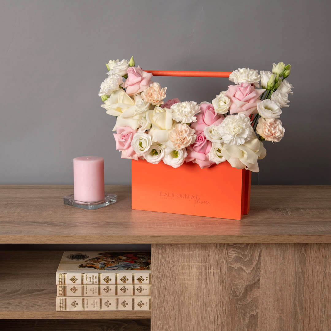 Aranjament floral in cutie cu lisianthus si trandafiri roz